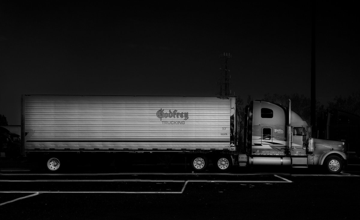 Тягач на черном фоне