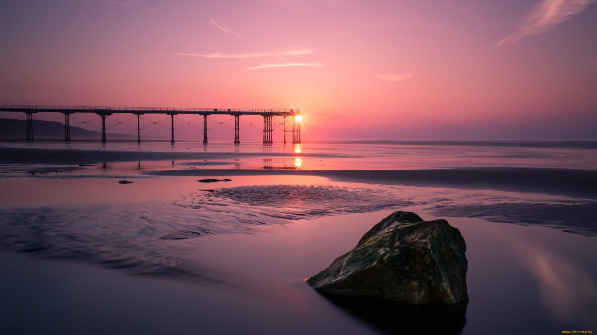 Розовый закат на море