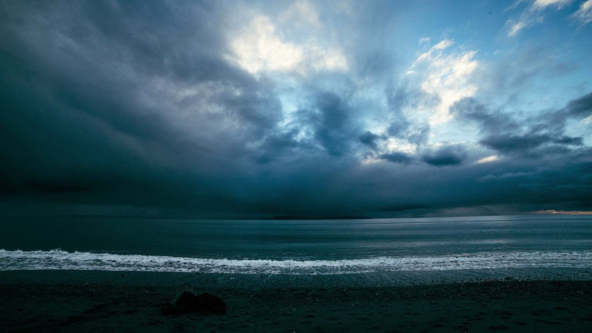Тучи над морем