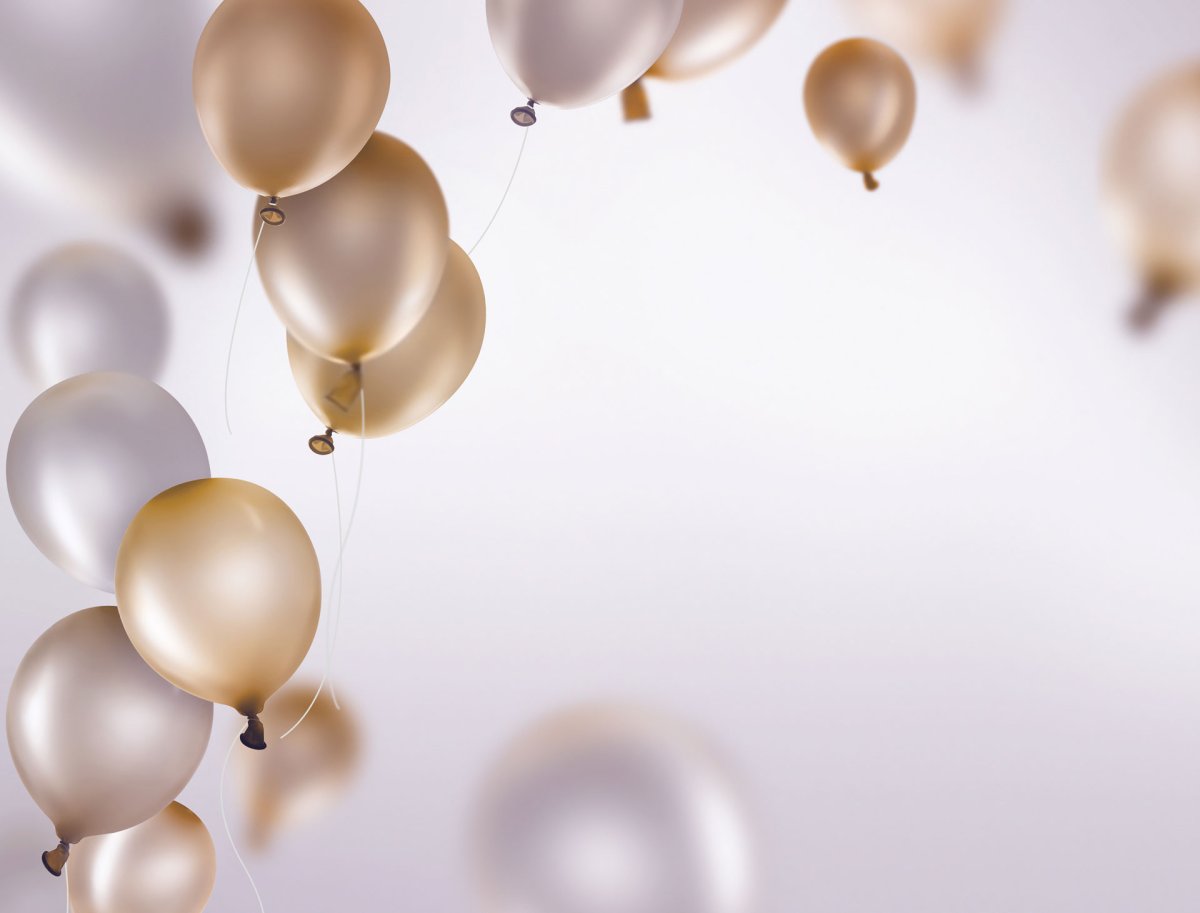 Золотые воздушные шары на серебристом фоне