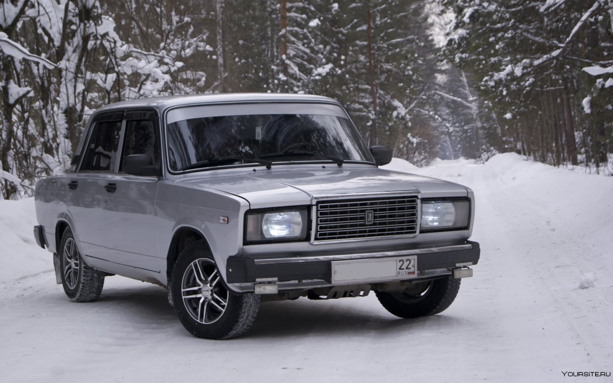 Серебристая ВАЗ 2107 семёрка