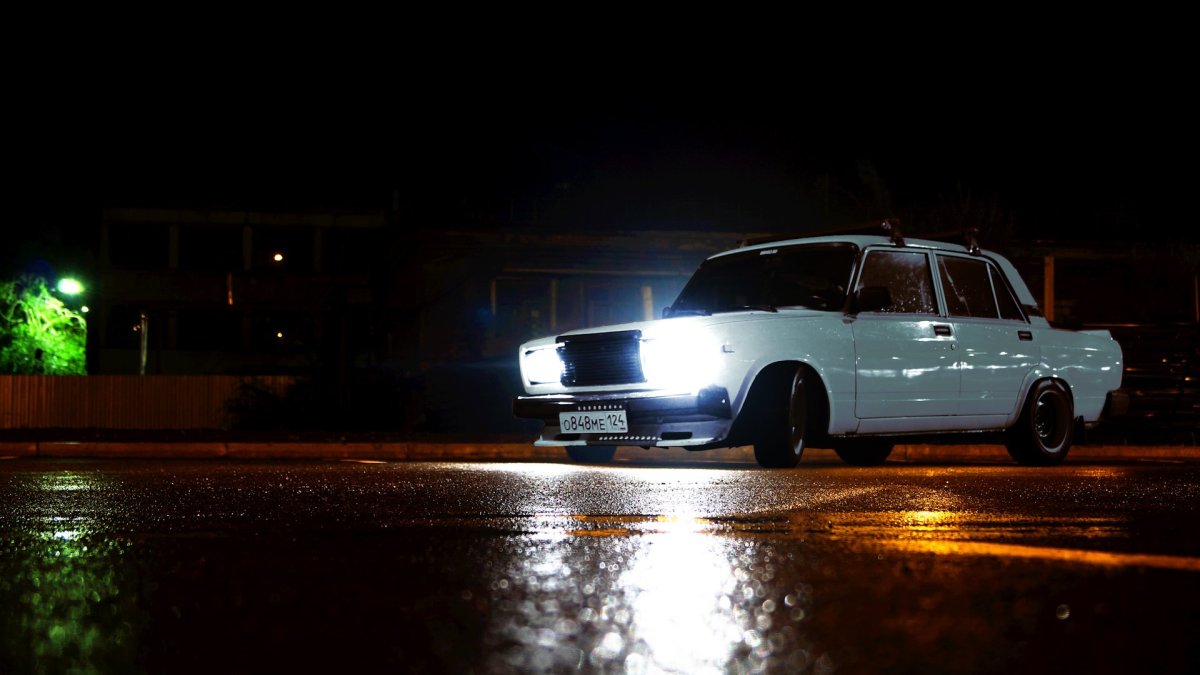 ВАЗ 2107 белая ночью