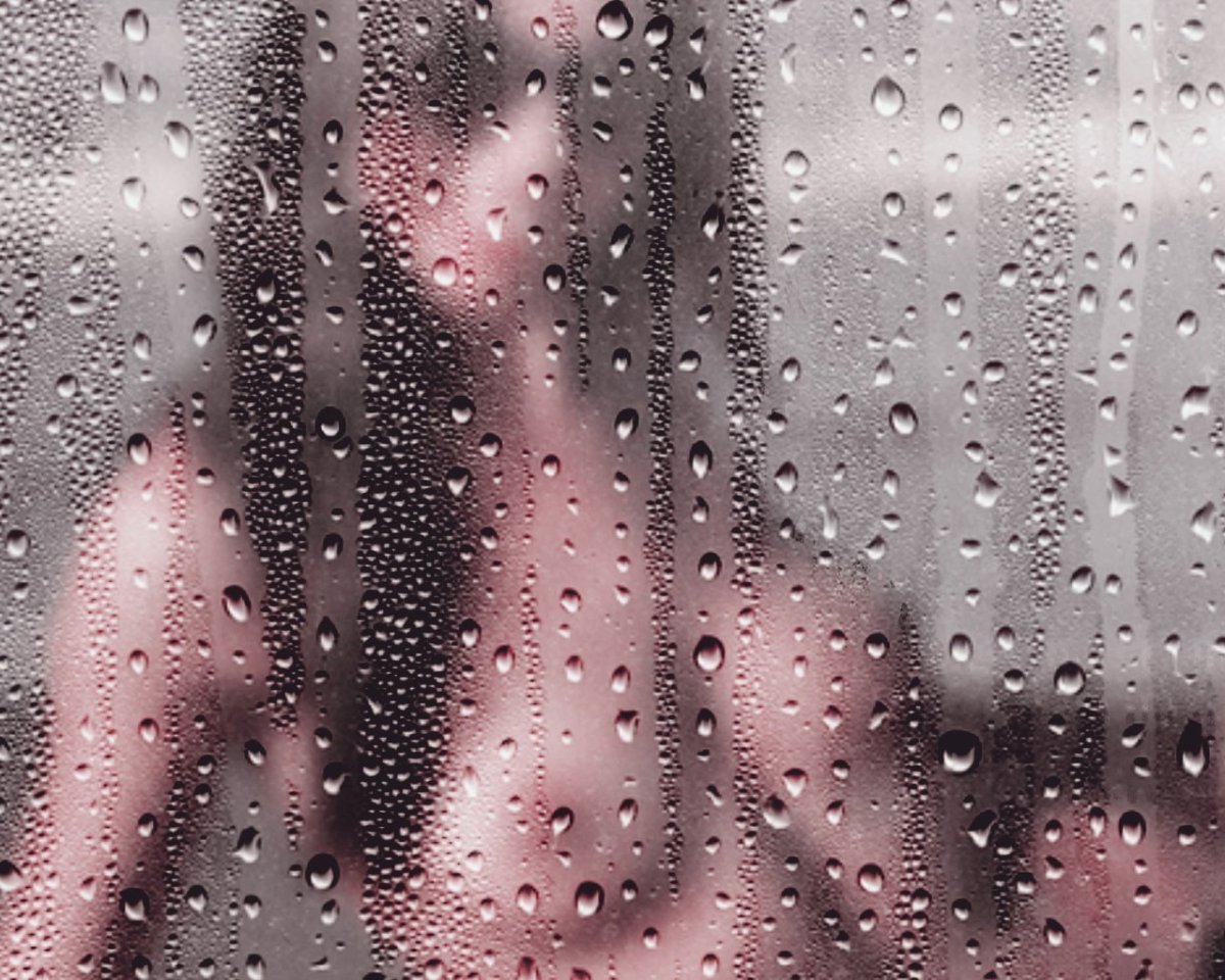 Женское тело в каплях воды