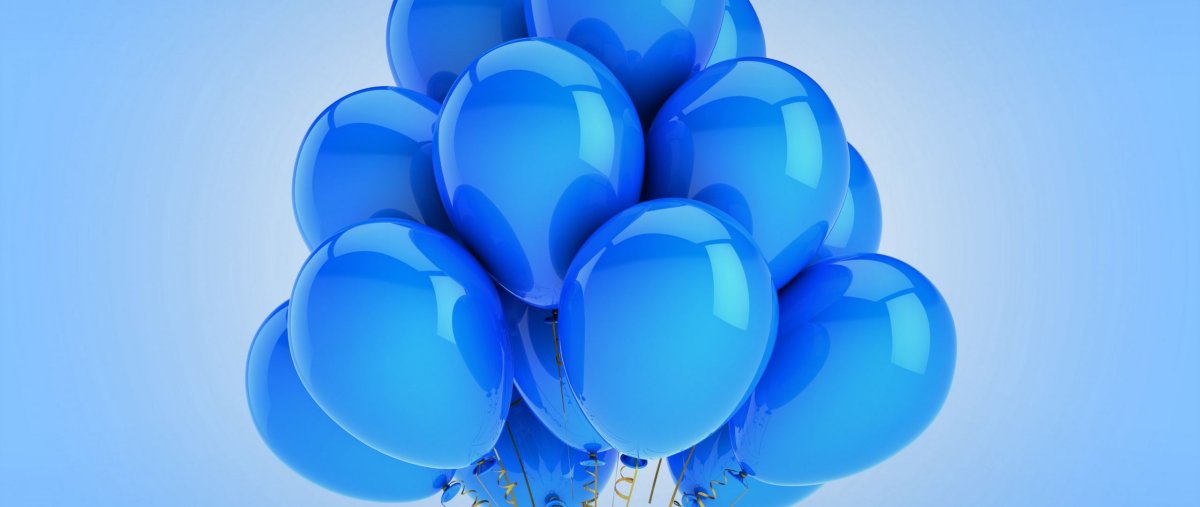 Воздушные шарики на голубом фоне