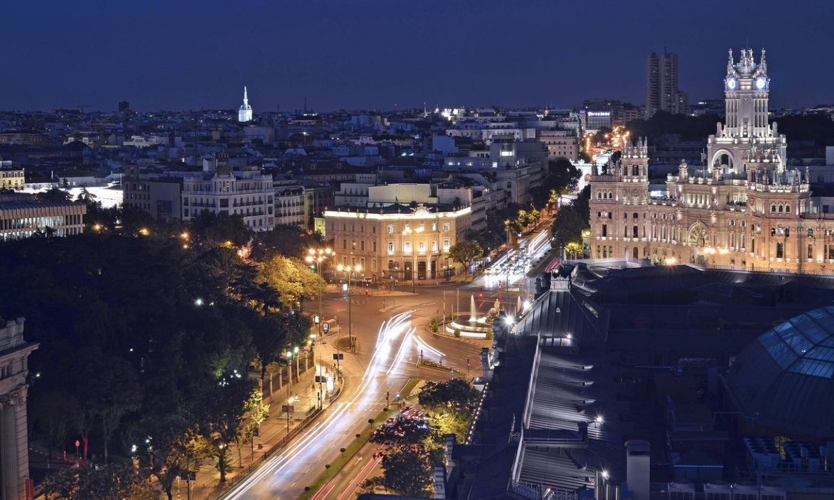 Вид на ночной Мадрид