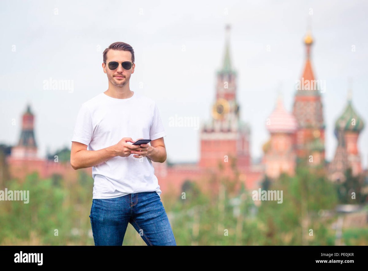 Парень спиной на фоне Кремля