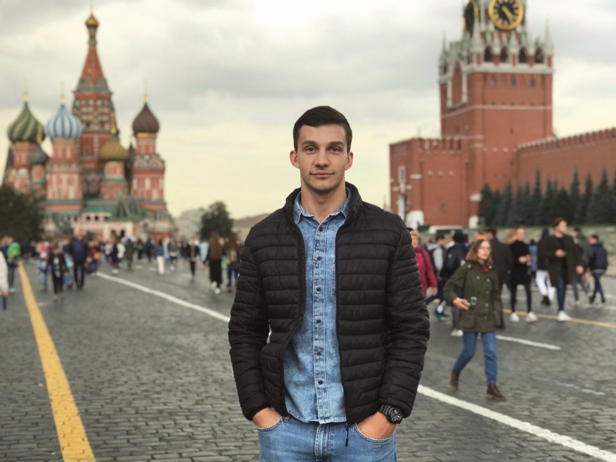 Парень на фоне Кремля