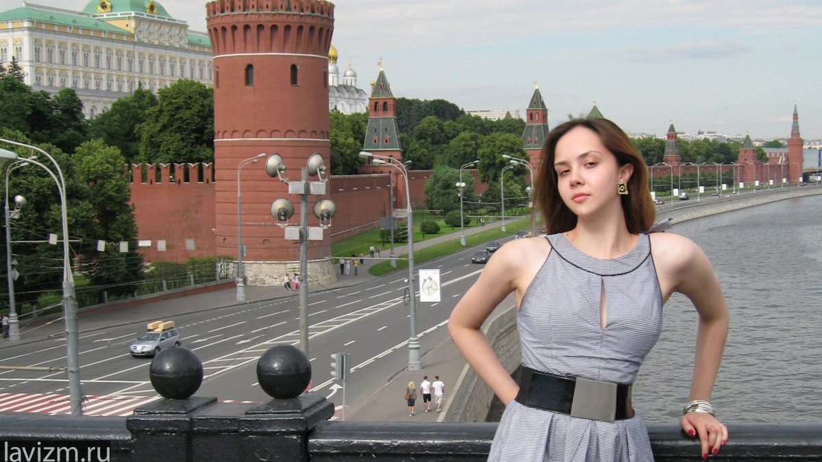 Девушки на фоне Кремля