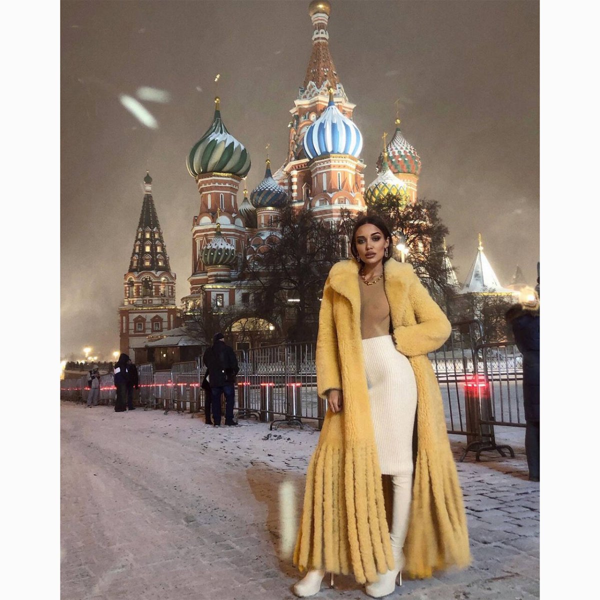 Платье Россия на фоне Кремля