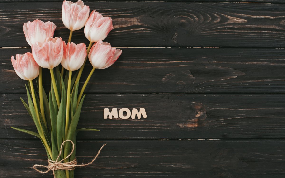 Цветы на фоне досок