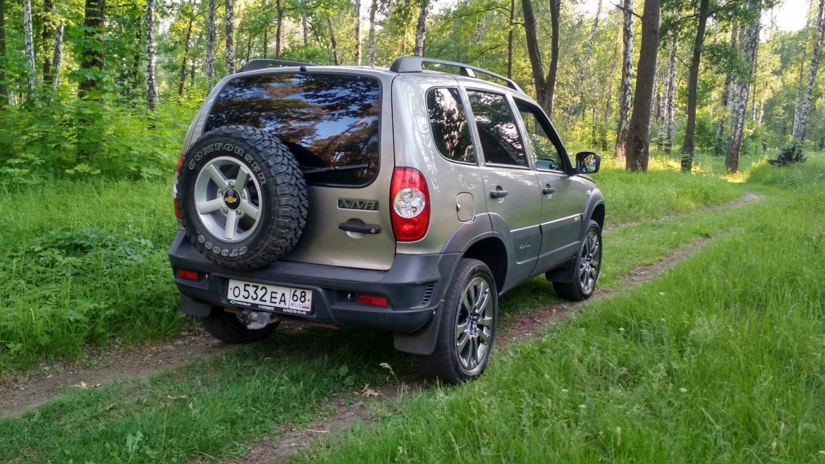 Нива Шевроле в поле