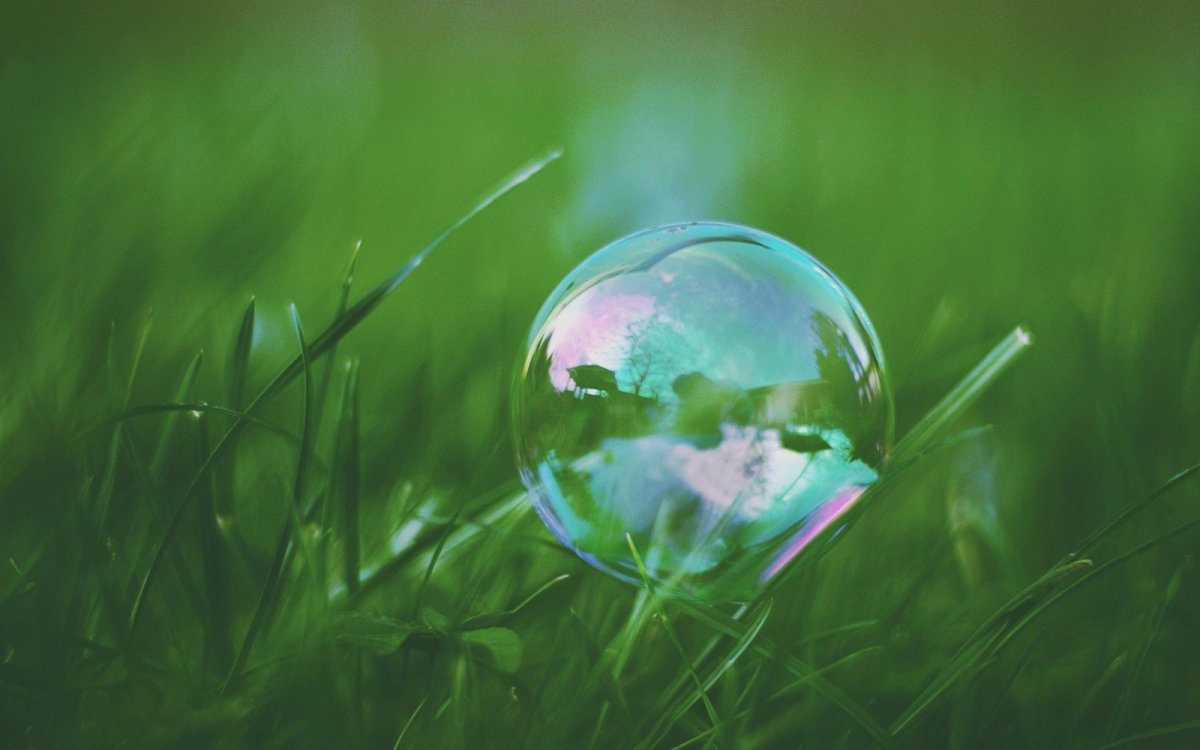 Мыльные пузыри на природе