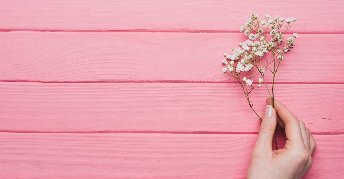 Цветы и блокнот на столе