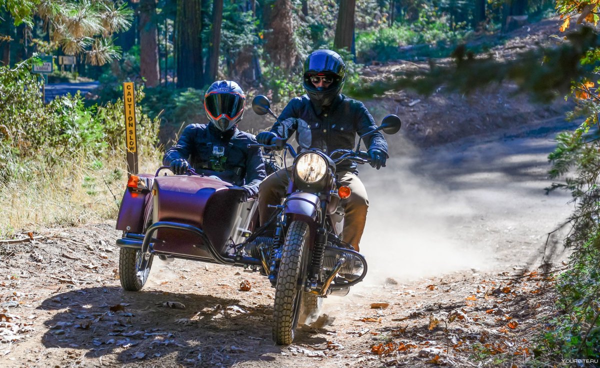 Мотоцикл Урал с водителем