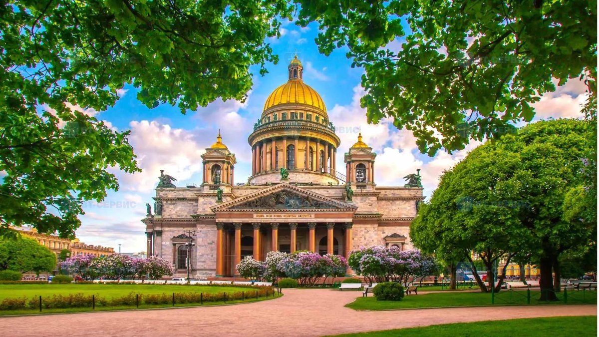 Исаакиевский собор в Санкт-Петербурге летом