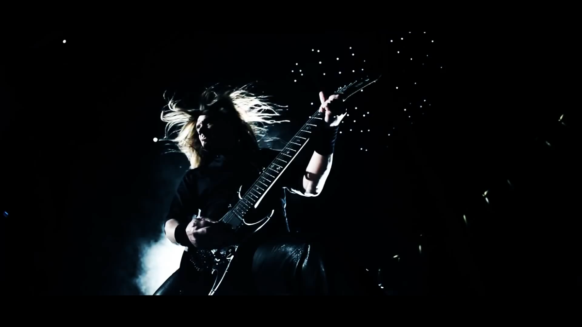 Гитарист на темном фоне