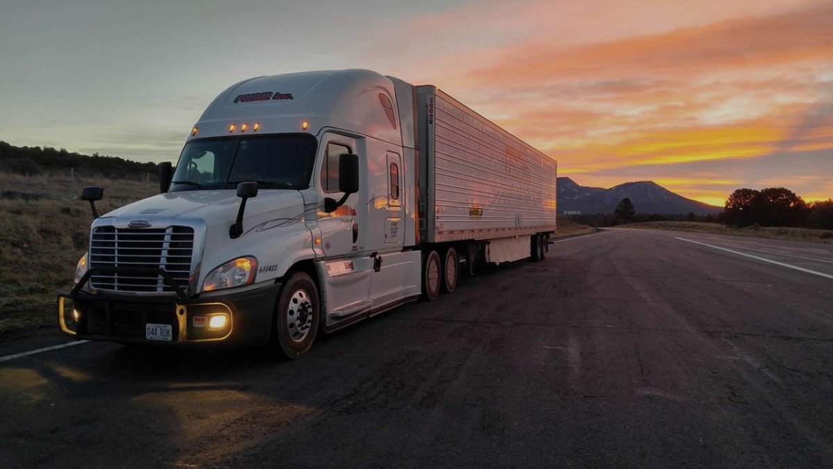 Фура в снегу