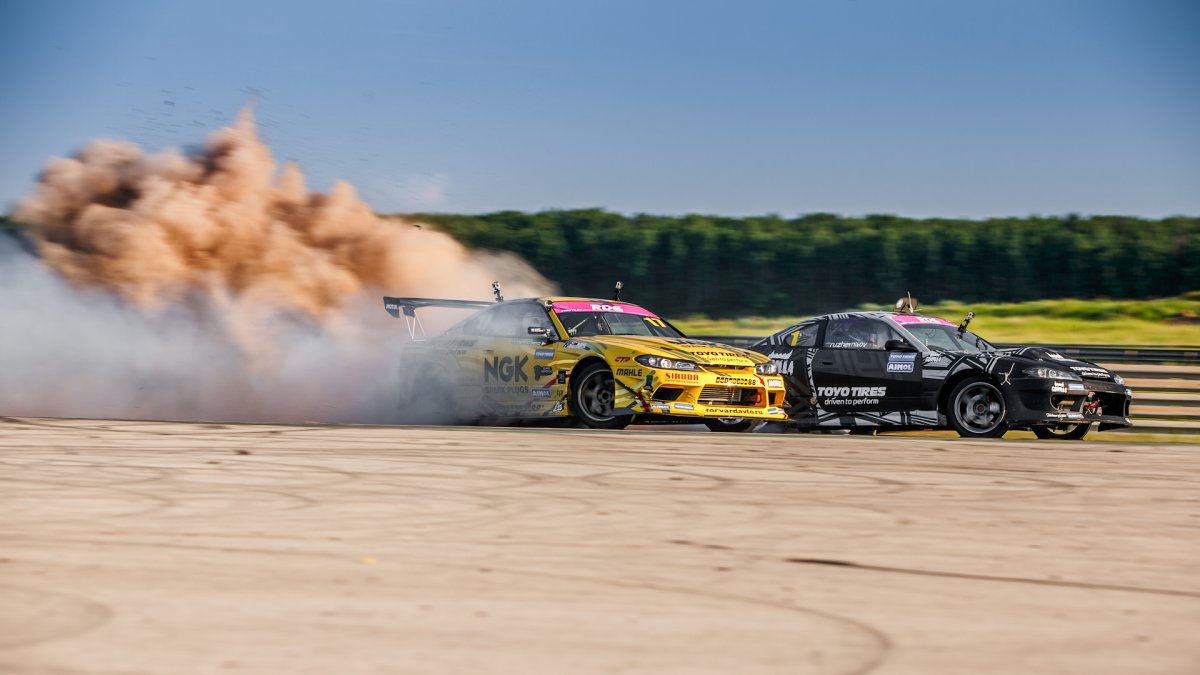 Автомобиль в мультяшном стиле