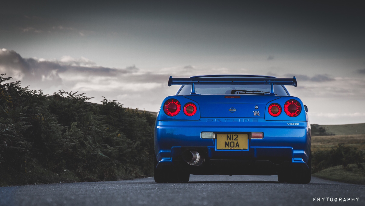 Ниссан Скайлайн GTR 34 сзади