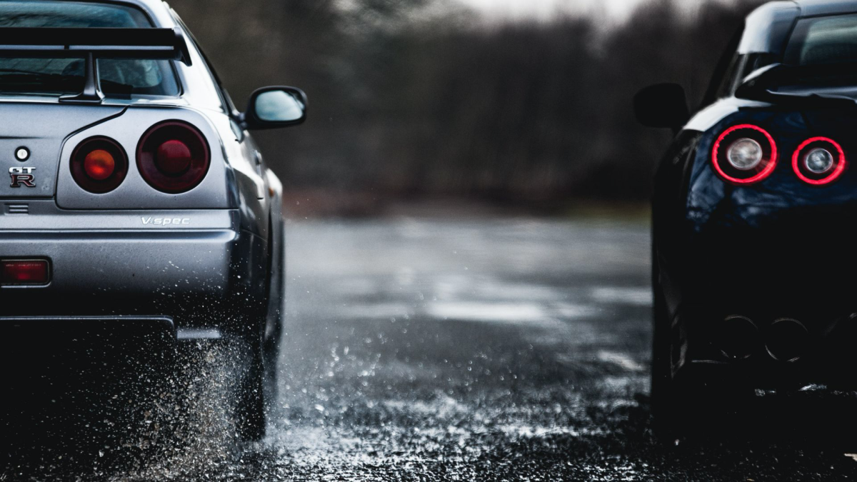 Ниссан Скайлайн под дождем
