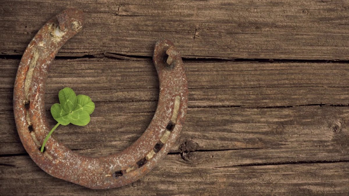 Подкова на стене