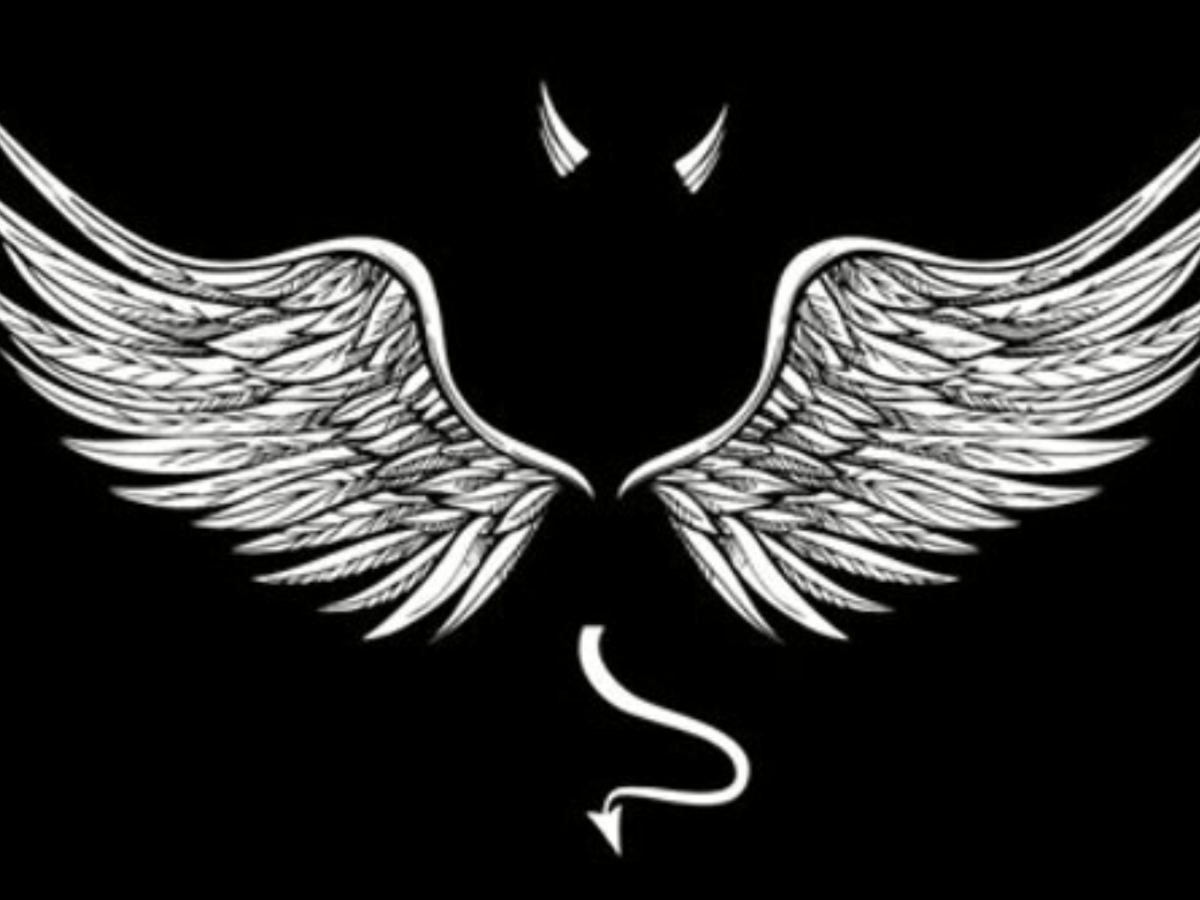 Крылья демона на черном фоне