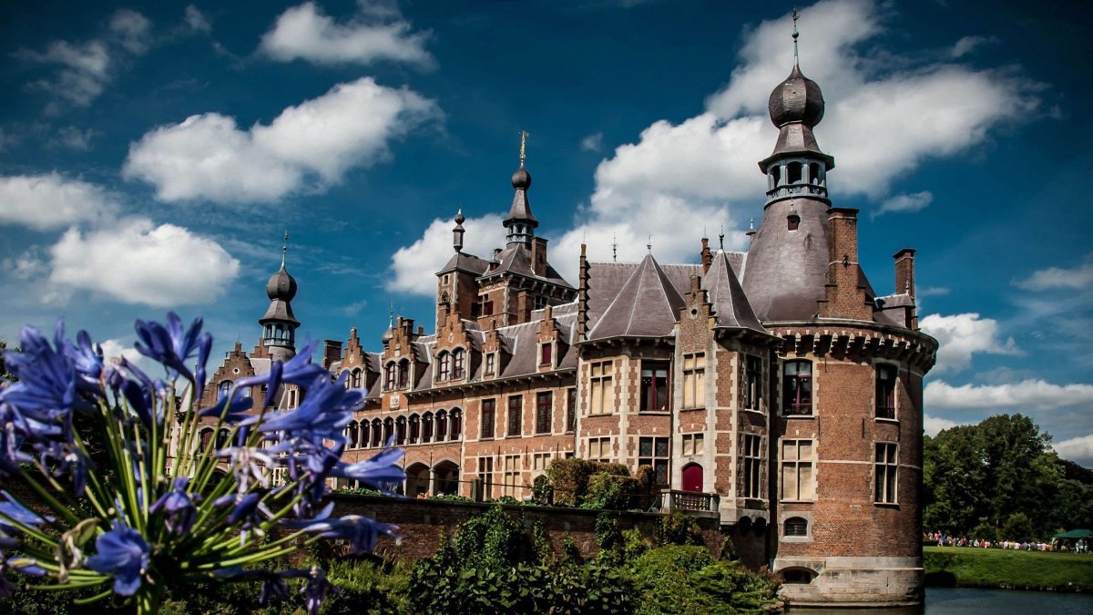 Красивый замок