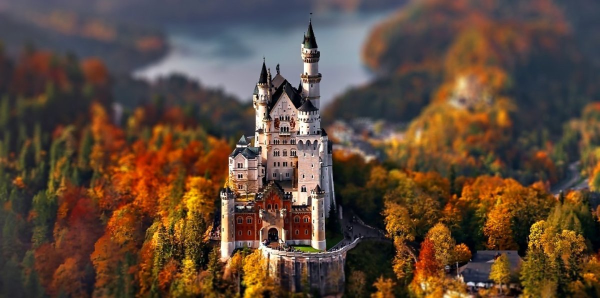 Замок Нойшванштайн осень