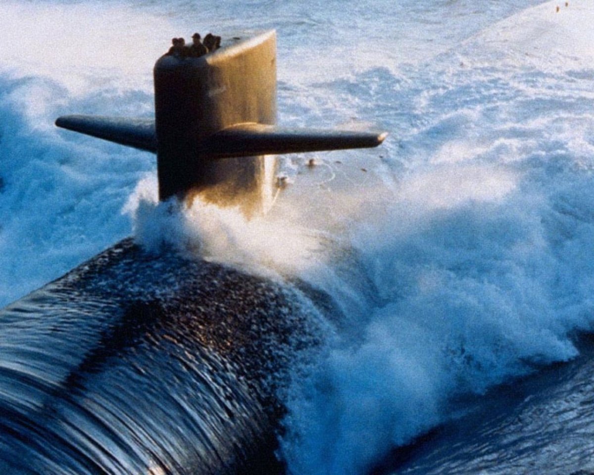 Подводная лодка в шторм