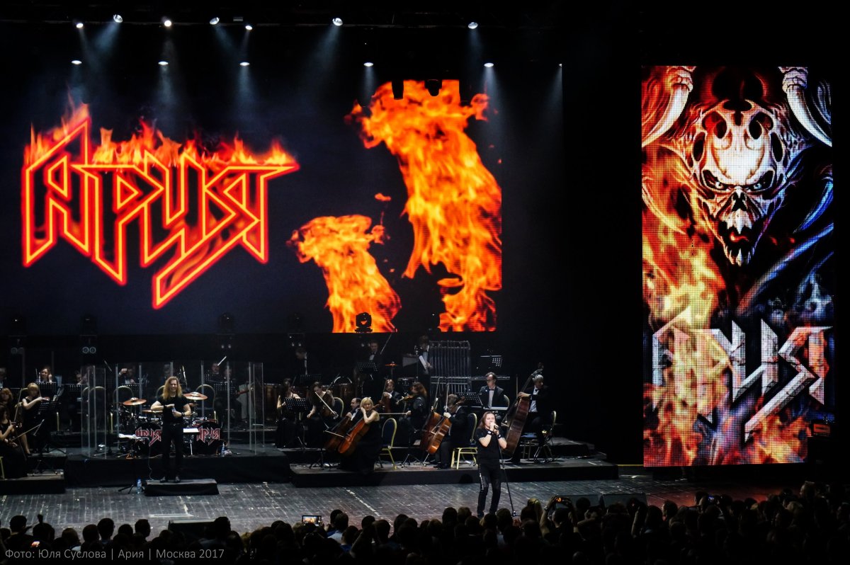 Девушка на черном фоне обои