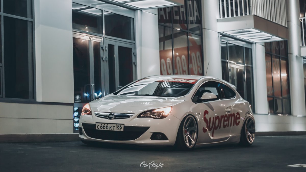 Opel Astra GTC 2015 stance