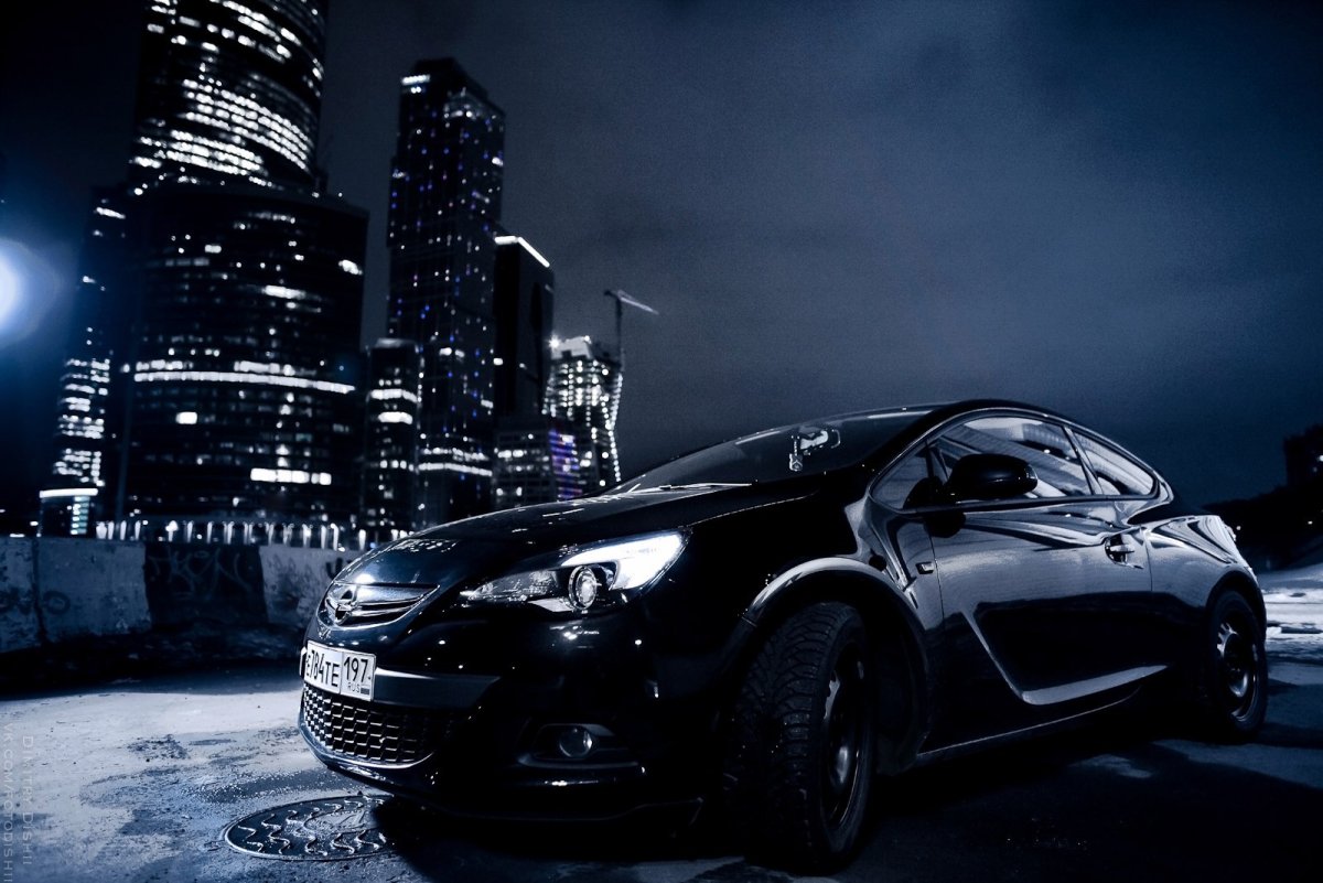 Opel на черном фоне