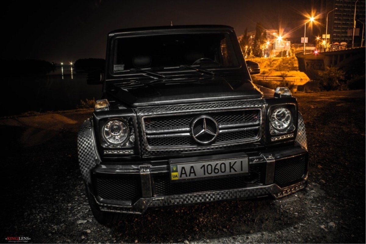 Mercedes-Benz Гелендваген перед