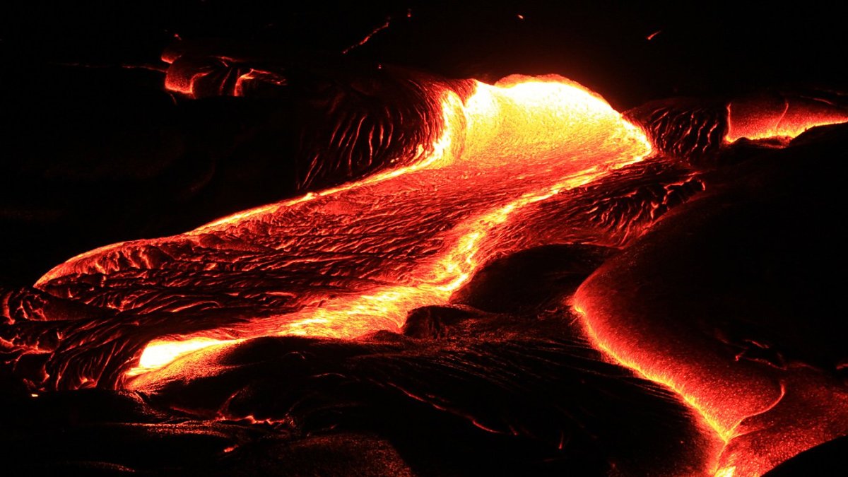 Вулкан растекающаяся лава