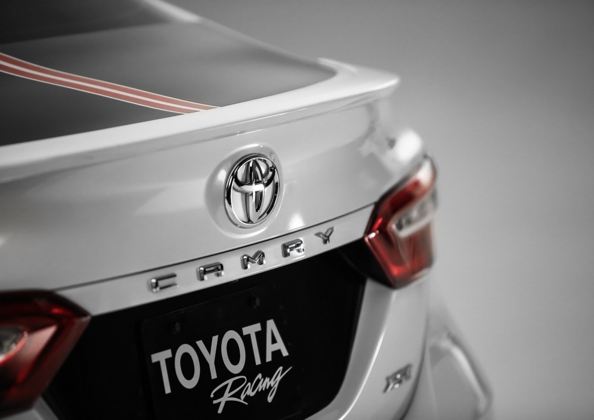 Logo Camry 70