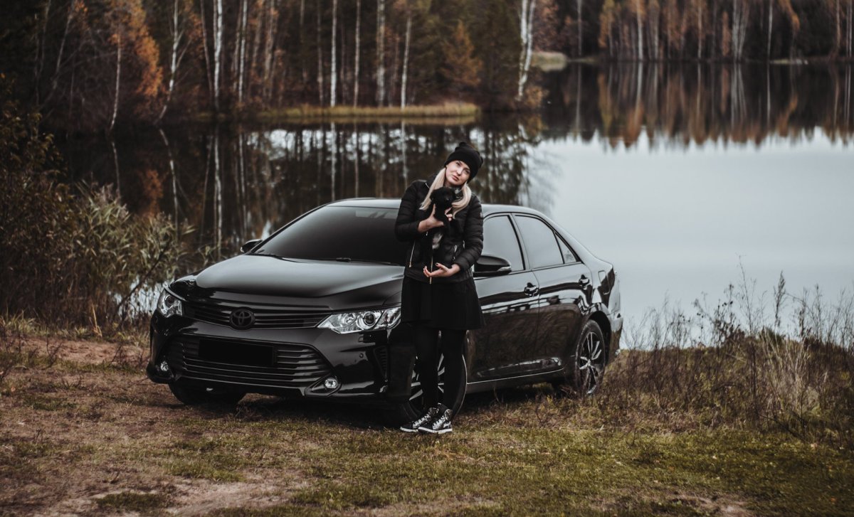 Королла и девушка