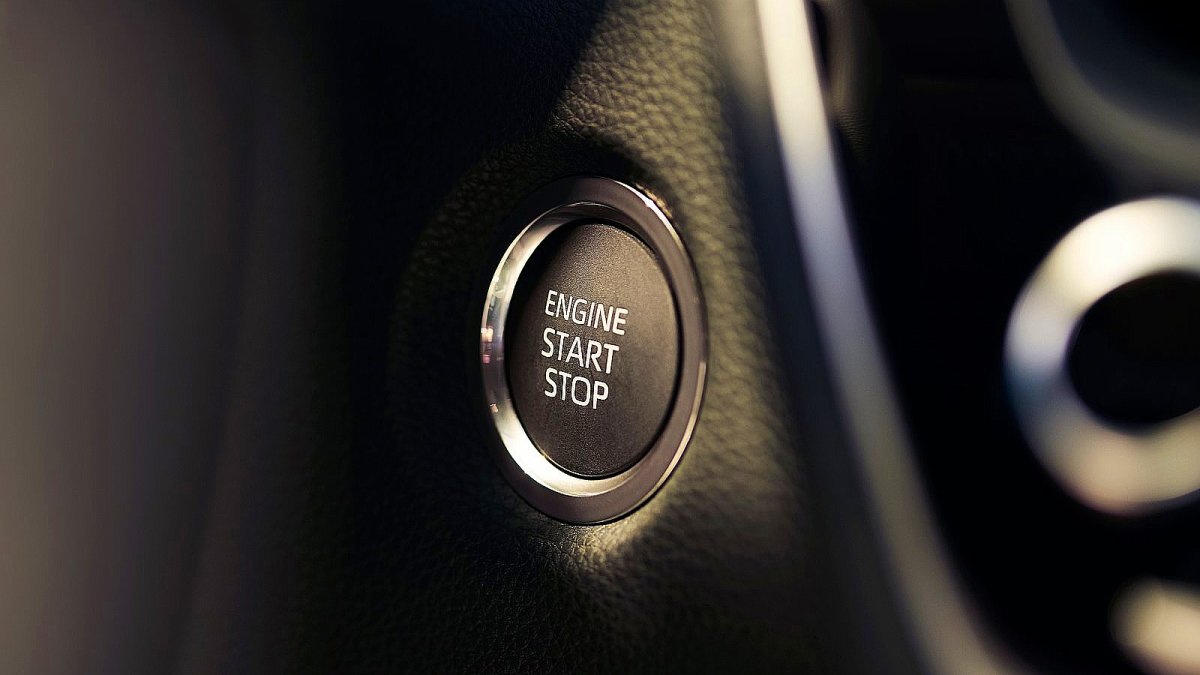 Значок Тойота на черном фоне