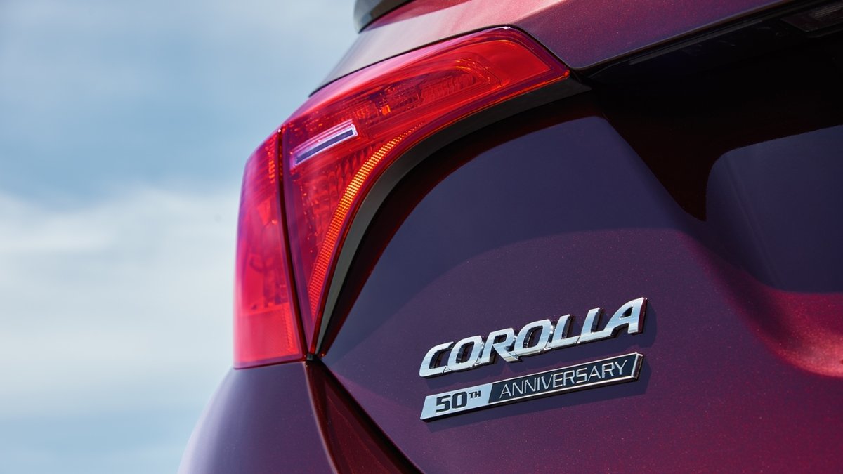 Тойота Королла и девушка