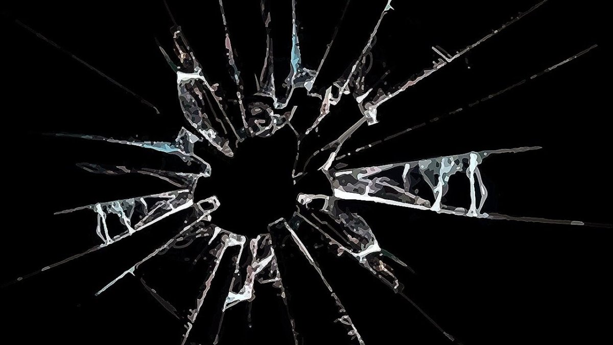 Трещины на стекле на черном фоне