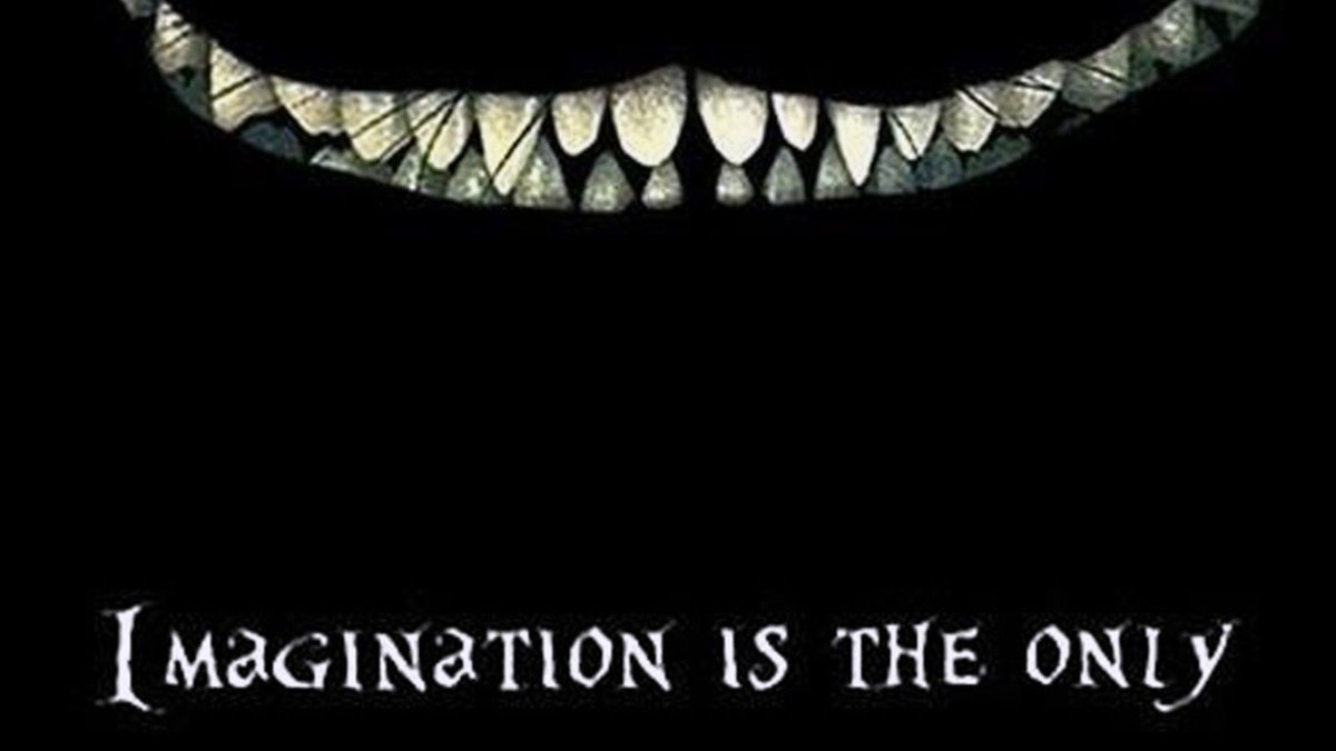 Улыбка Чеширского кота на черном фоне