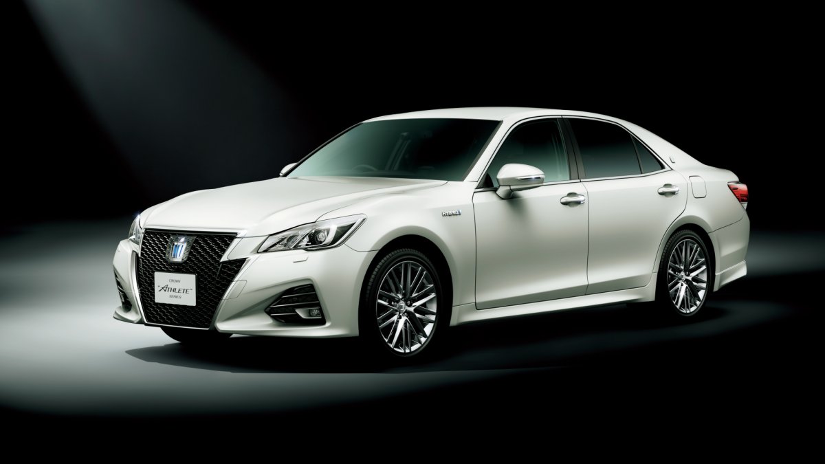 Toyota Crown athlete 2016
