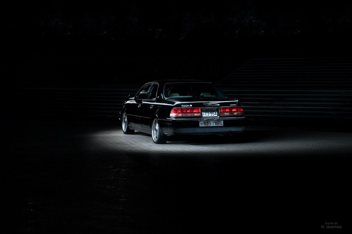 Тойота Краун ночью