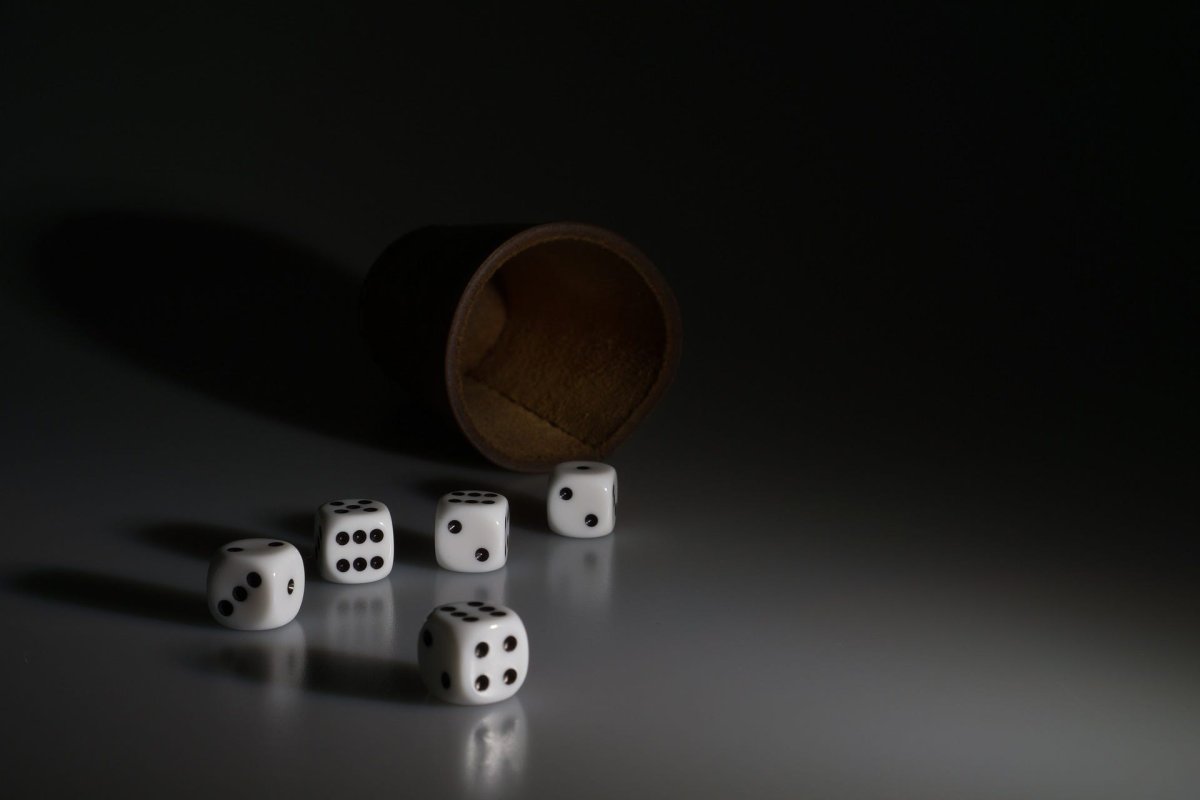 Игральные кости на черном фоне