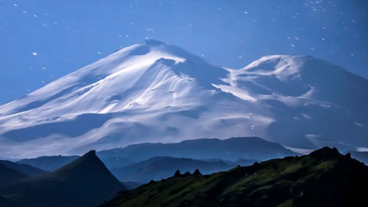 Гора Эльбрус ночью