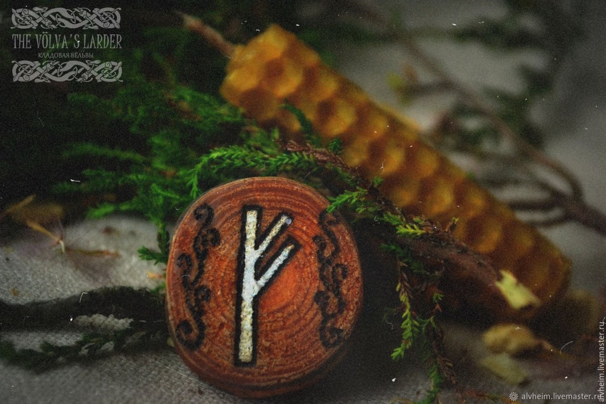 Свеча с руной Феху