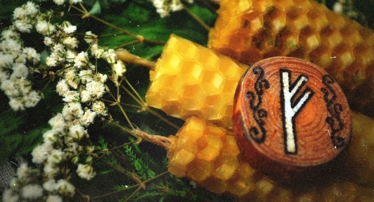 Амулет с руной Феху