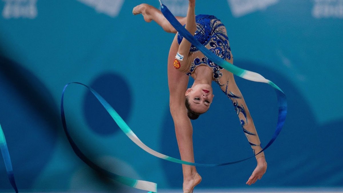 Гимнастка на обложку