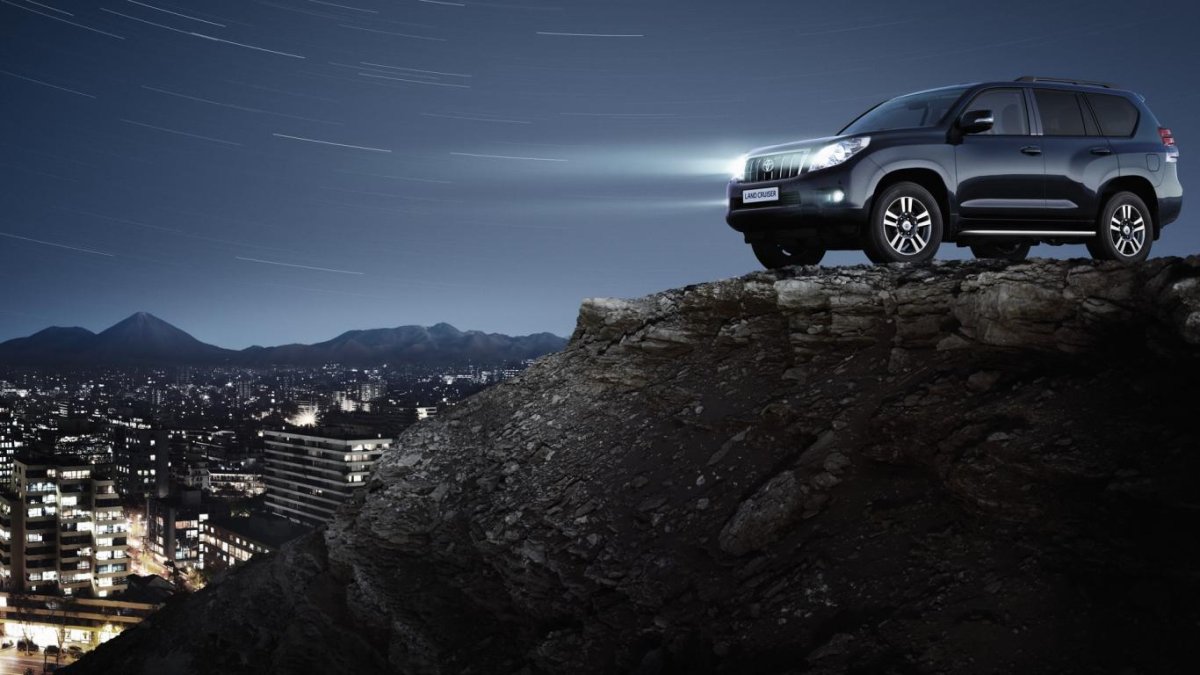 Тойота ленд Крузер 200 черный на дороге