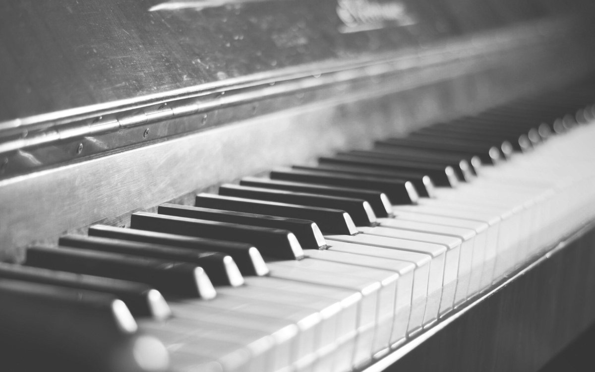 Черно белое пианино
