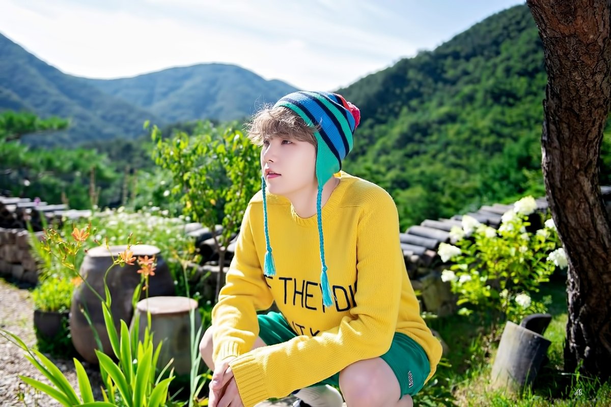 БТС Шуга фон